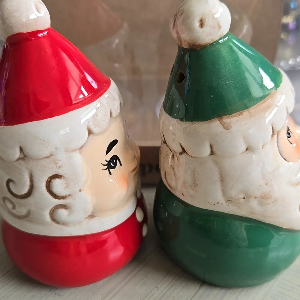 COLLECTIBLE JOHANNA PARKER SANTA & MRS. CLAUS SALT & PEPPER SHAKERS - Picture 7 of 10